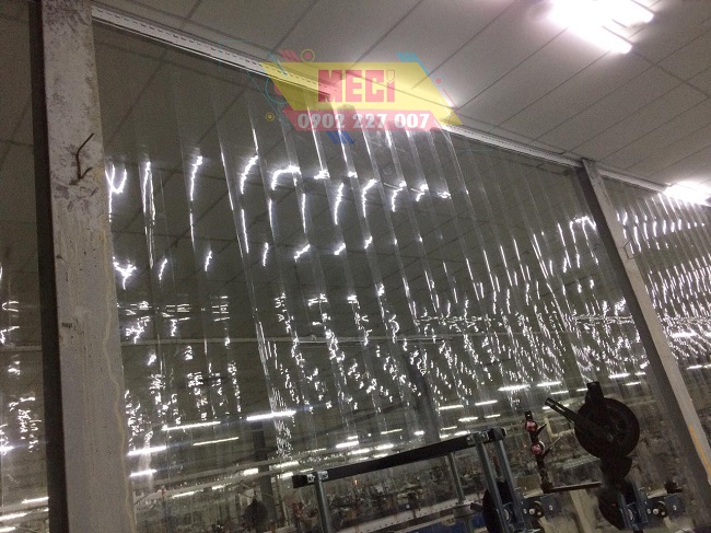 Bộ rèm nhựa lắp cố định phía trên trần nhà máy