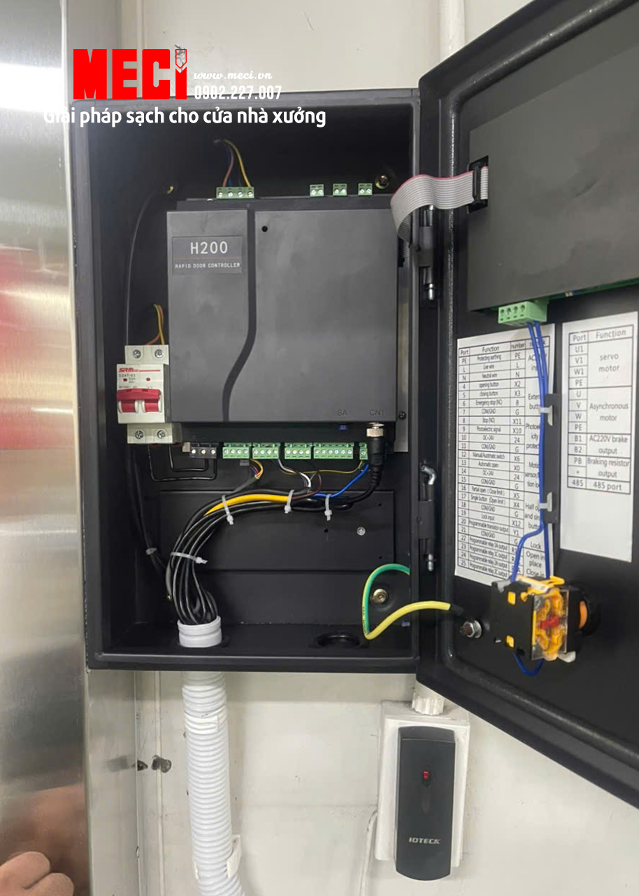 Tủ điều khiển có nhiều cổng liên kết ngoại vi