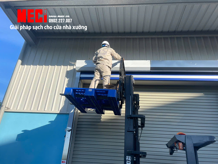 Bảo trì cửa cuốn nhanh lắp ngoài trời