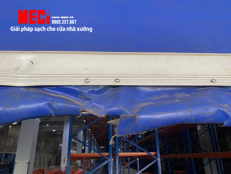 Bạt nhựa rách, thanh đối trọng móp méo