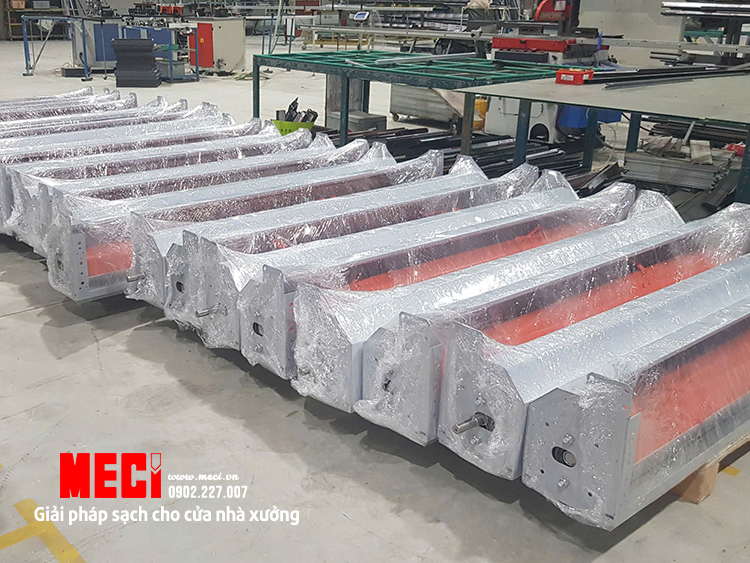 Cửa cuốn nhanh được bọc trước khi xuất xưởng