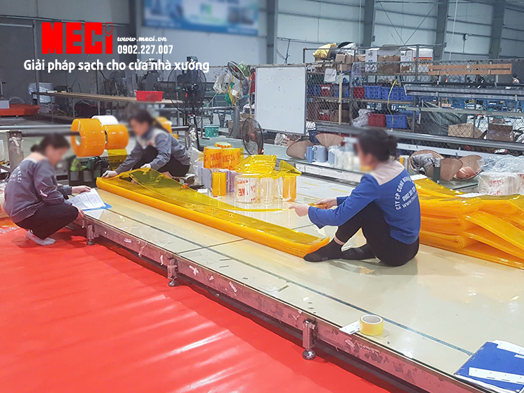 Công nhân gia công rèm nhựa pvc