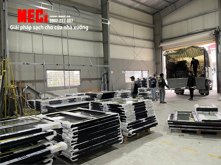 Công nhân bốc hàng xuất xưởng