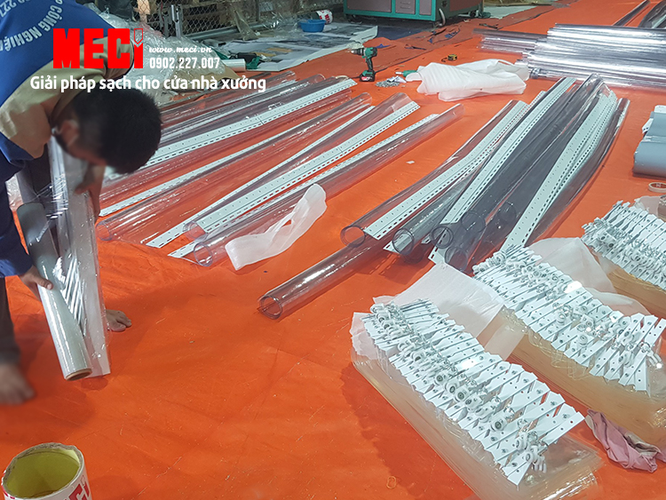 Công nhân đóng gói rèm nhựa pvc
