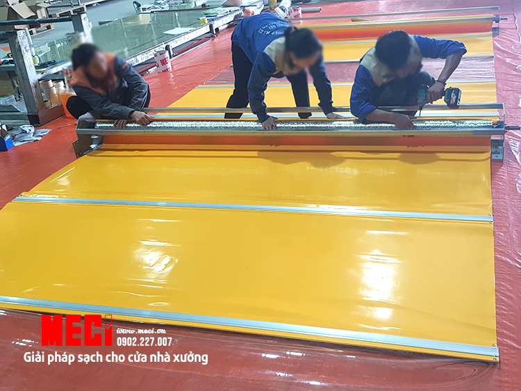 Công nhân gia công thân bạt nhựa pvc