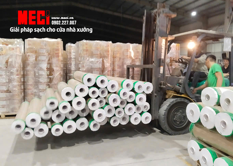 Di chuyển cuộn nhựa pvc trong nhà xưởng