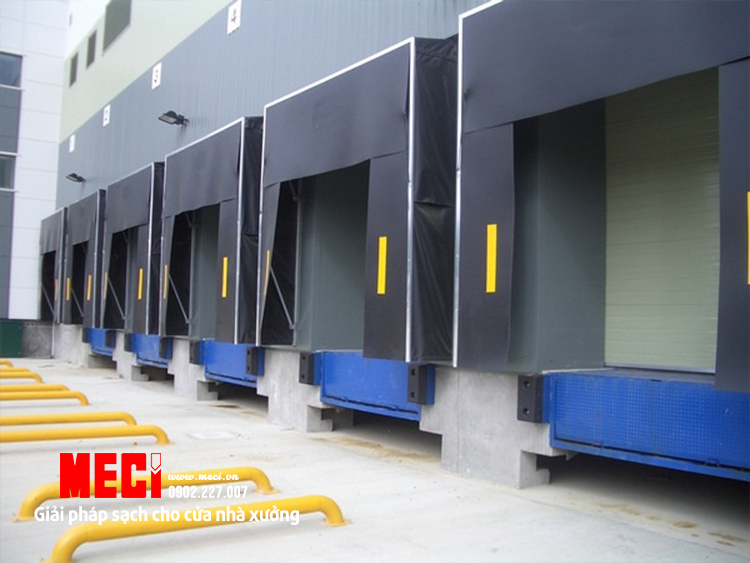 Bạt che lắp tại cửa xuất nhập hàng