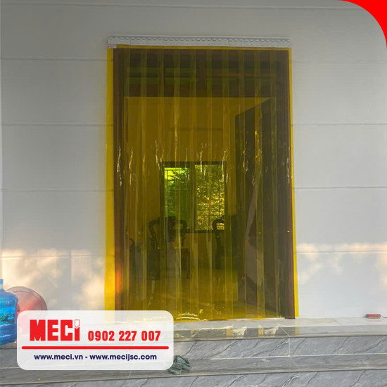Rèm ngăn côn trùng lắp tại cửa gia đình