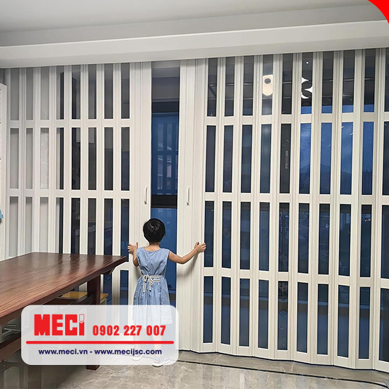 Nan cửa trong suốt thuận tiện quan sát
